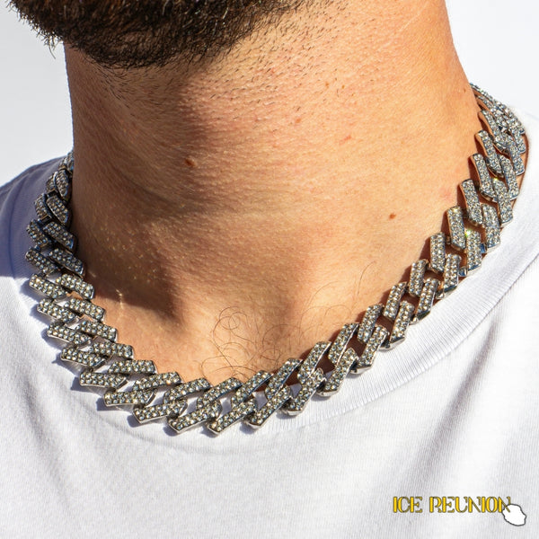 Chaîne en plaqué or pour homme avec maillons de 2 cm, ornée de strass brillants. Bijou audacieux et luxueux pour un style imposant à La Réunion.