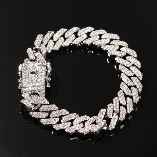 Bracelet cubain pour homme, disponible en or et argent, serti de strass. Bijou élégant et brillant pour un style sophistiqué à La Réunion.